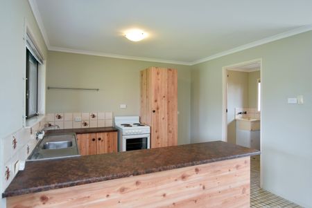 :: NEAT DUPLEX IN VERY POPULAR SUBURB, WALK TO SHOPS & SCHOOLS - Photo 2