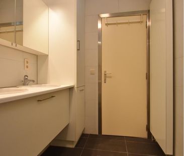 Netjes gerenoveerd appartement met drie slaapkamers + garage + stan... - Foto 2