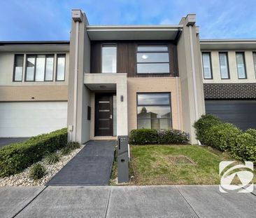 ELEGANT & LOW-MAINTENANCE TOWNHOUSE - Photo 3