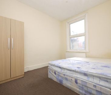 4 bedroom terraced house to rent - Photo 3