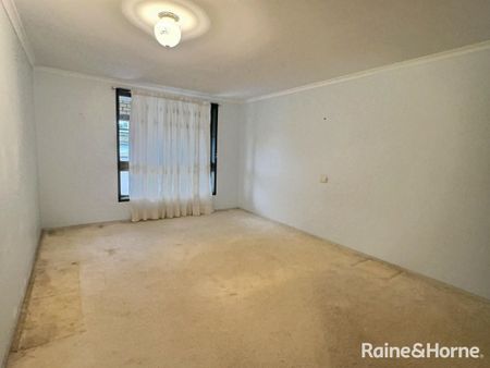 Large Family Home in Great Clinton Location! - Photo 3