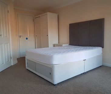 Merrick Close Room 3 - Photo 3