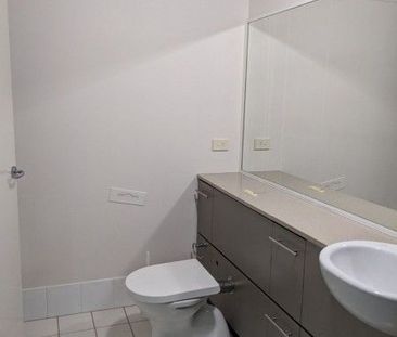 Spacious bedroom in a SHARED unit with splendid view - Photo 6