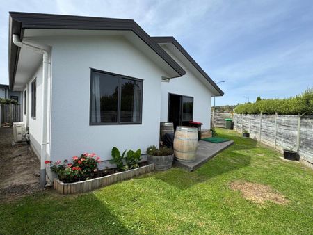 Four bedroom family home in Russell Robertson ... - Photo 2