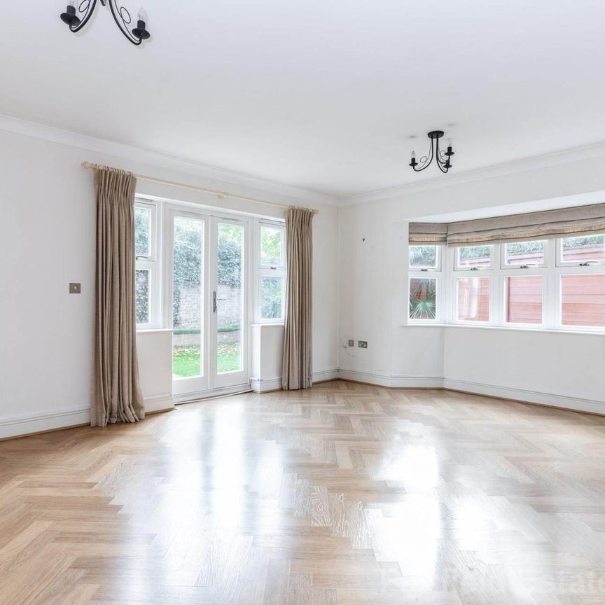 Watford Heath, Oxhey, WD19 - Photo 1