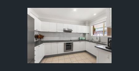 Well presented two bedroom apartment - Photo 4