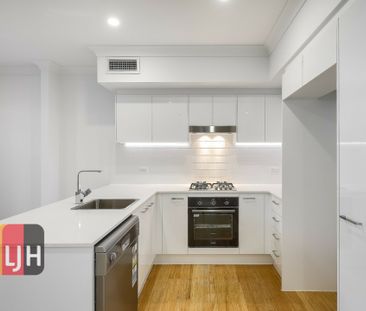 INNER CITY, THREE BEDROOM TOWNHOUSE W/ DUCTED AIR CON !! - Photo 2