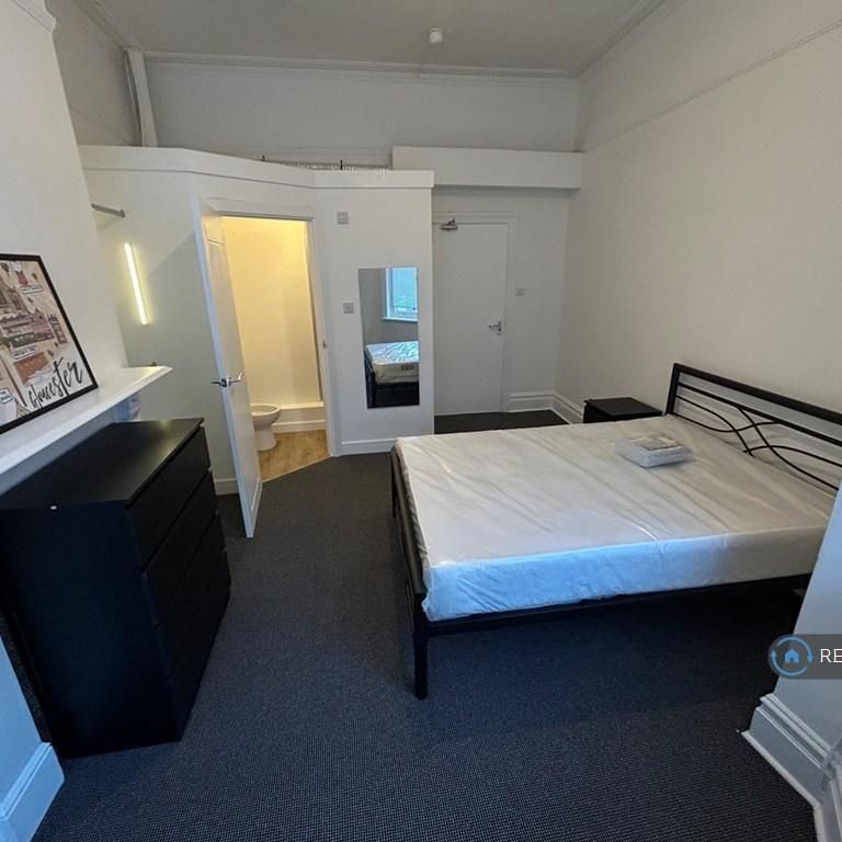 1 bedroom in a house share to rent - Photo 1