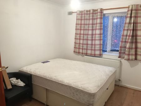 3 Bed Flat, Ley Street, IG2 - Photo 3