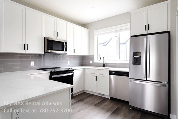GREAT 3 BED, 2.5 BATH, 2 STOREY TOWNHOUSE, WITH AN ATTACHED DOUBLE TANDEM GARAGE IN THE COMMUNITY OF BELMONT - Photo 1
