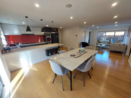 Impressive family home Blockhouse Bay - Photo 2