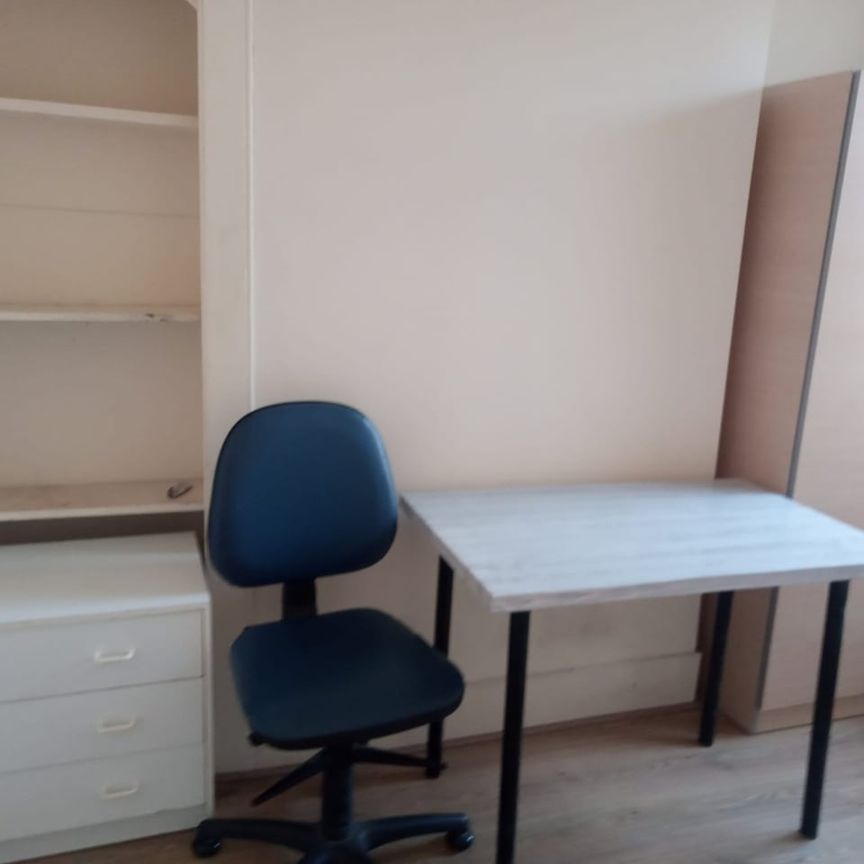 Room in a Shared House, Albert Square, E15 - Photo 1