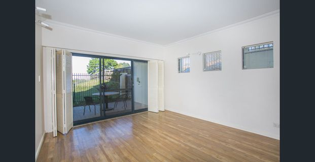 Spacious Apartment with 2 Car Bays! - Photo 1