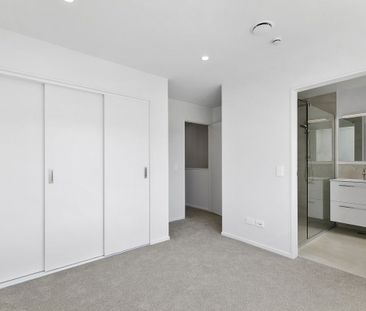 Brand new 3-bedroom Townhouse in fabulous Whitby - Photo 3