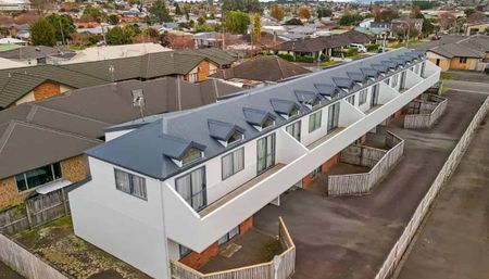 Beautifully appointed apartment - Photo 3