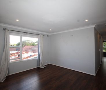 BRIGHT AND SUNNY TOP FLOOR UNIT - Photo 2