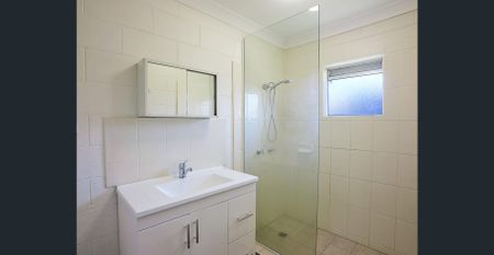 Low-maintenance living with private courtyard - Photo 2