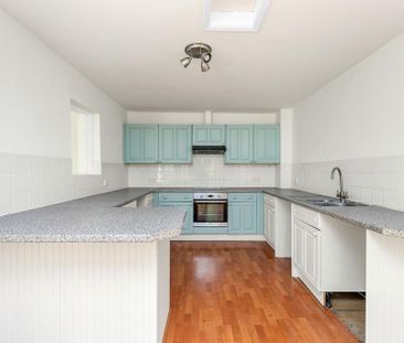 4 bedroom end of terrace house to rent - Photo 1