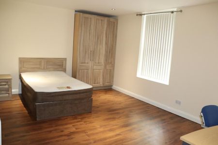 1 bedroom in a house share to rent - Photo 3