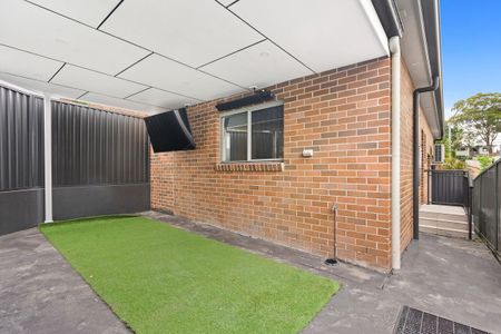 Spacious and Modern Three Bedroom Home - Photo 5