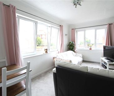 Old Woking Road, West Byfleet, Surrey, KT14 6LG - Photo 5