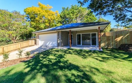 Private Family Home on a fully fenced block - Photo 3