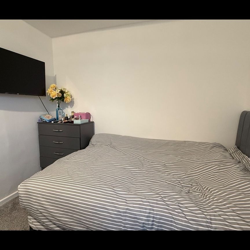 Room in a Shared House, Claremont Road, M14 - Photo 1