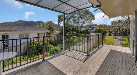 Three Bedroom Family Home with Scenic Views - Photo 2