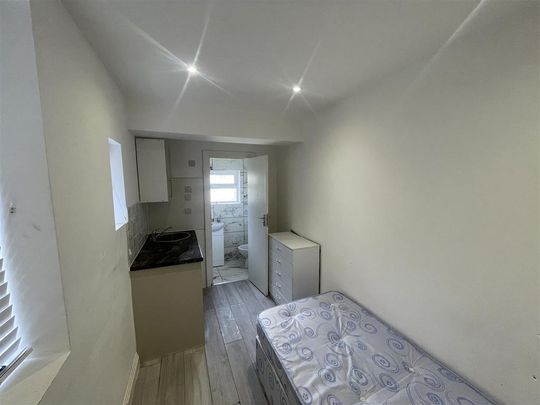 1 bedroom in a house share to rent - Photo 1
