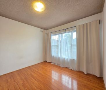 CONVENIENTLY LOCATED TWO-BEDROOM UNIT WITH SUNNY ASPECT - Photo 5