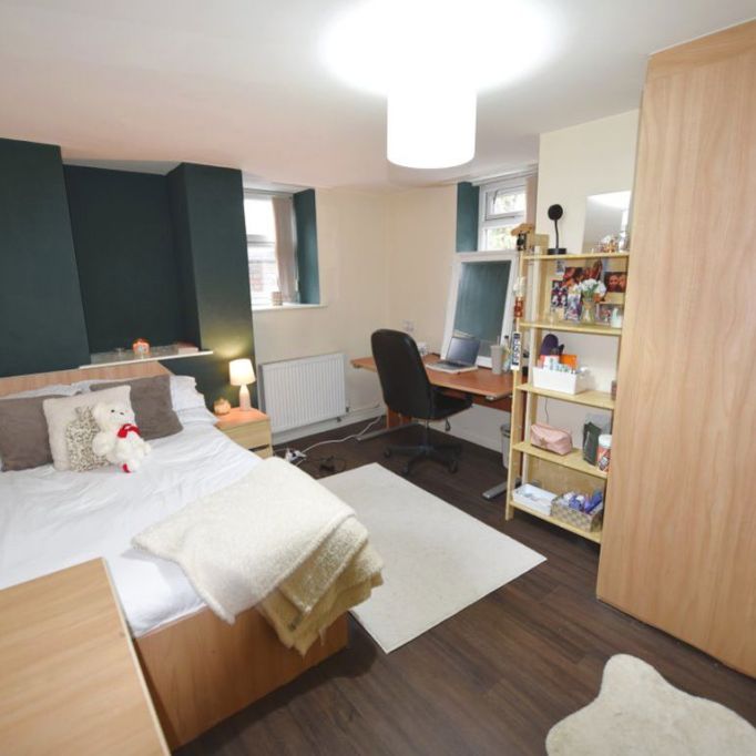 4 bedroom Flat in Wood Lane, Leeds - Photo 1