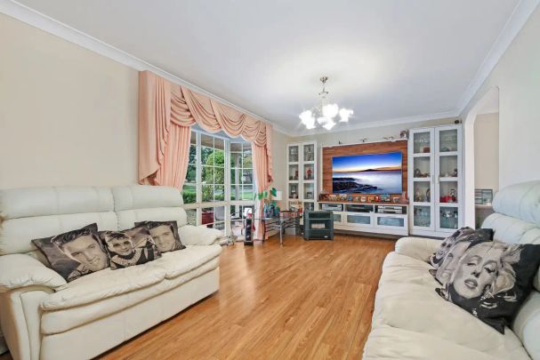 “Modern Family Home for Rent - Prime Location” - Photo 1