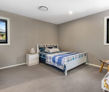 Modern Family Living in Sought-After Heritage Parc - Swim Spa, Duct... - Photo 5