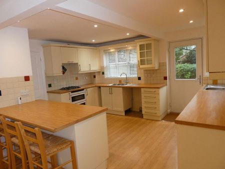 4 bedroom detached house to rent - Photo 5