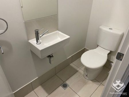 3 BEDROOM TOWNHOUSE - Double Garage, Air Cons, Pets Welcome - Photo 5