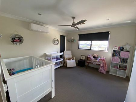 Spacious Three-Bedroom Townhouse ! - Photo 4