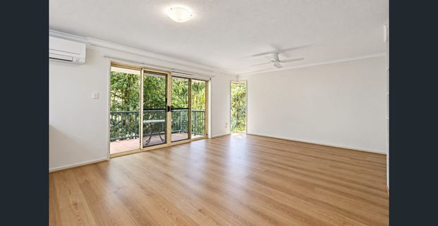 Boutique Complex, Quiet Street & Ultra Convenient Location - Photo 1
