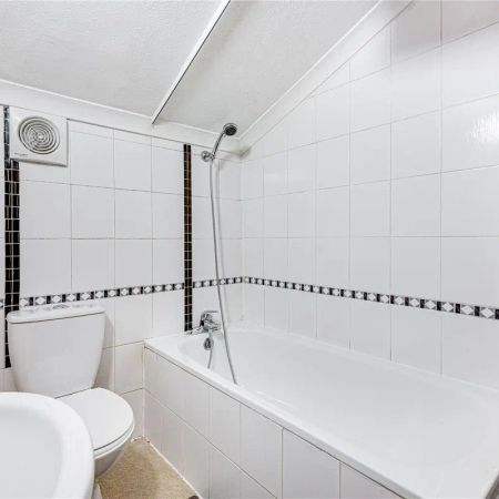 3 bedroom flat in London - Photo 4