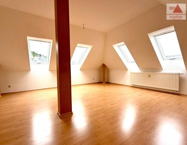 Gemütliche 2-Raum-Dachgeschosswohnung in Gornsdorf mit PKW-Stellplatz! - Foto 1