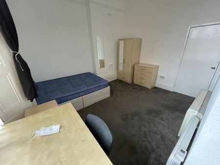 3 bedroom flat to rent - Photo 3