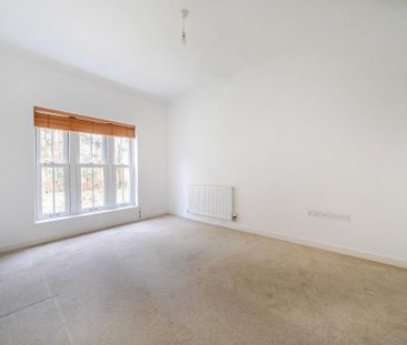 3 bedroom flat to rent - Photo 4