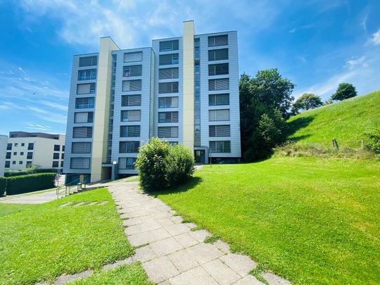 "Grossräumige, helle 4.5-Z-Wohnung mit Balkon und herrlicher Aussicht!" - Photo 1