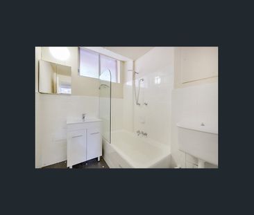 Unfurnished One Bedroom Apartment - 6 Month Lease - Photo 4