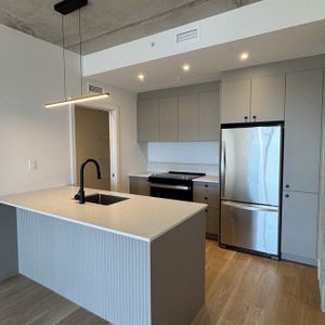 1 + Den - 200 Avenue Dorval, Dorval - Photo 2