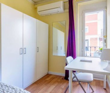Room in a shared 15-bedroom apartment for rent in Recoletos - Photo 2