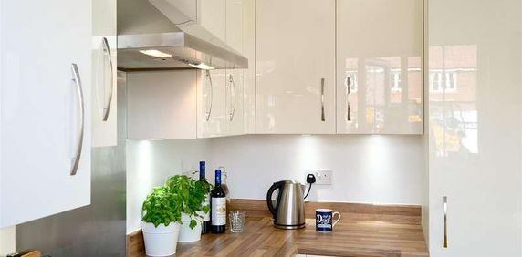 Derby Drive, Heywood, OL10 - Photo 2