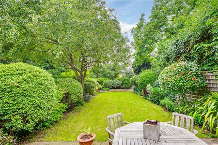 This is a beautifully finished and well proportioned Bedford Park House with a lovely large garden - Photo 3