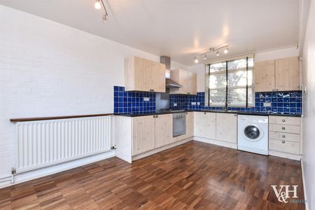 Westfield, Ashtead - Photo 4