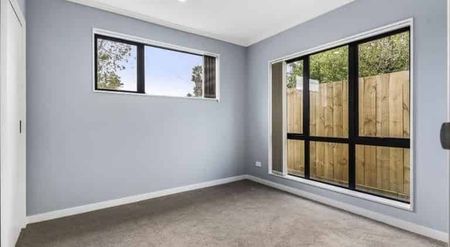 Modern Mount Albert Gem – Spacious 3-Bedroom Townhouse with Garage - Photo 2