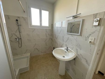 Location Appartement 3 pièces 64m² ST MAXIMIN LA STE BAUME 83470 - Photo 2